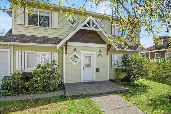 2901 Harriet Rd, Victoria BC V8T 4N4 - 3 bed, 2 bath property for sale in Victoria