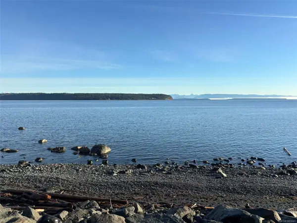 1266 Island Hwy S, Campbell River BC V9W 1B5 - 5 bed, 2.0 bath in Campbell River