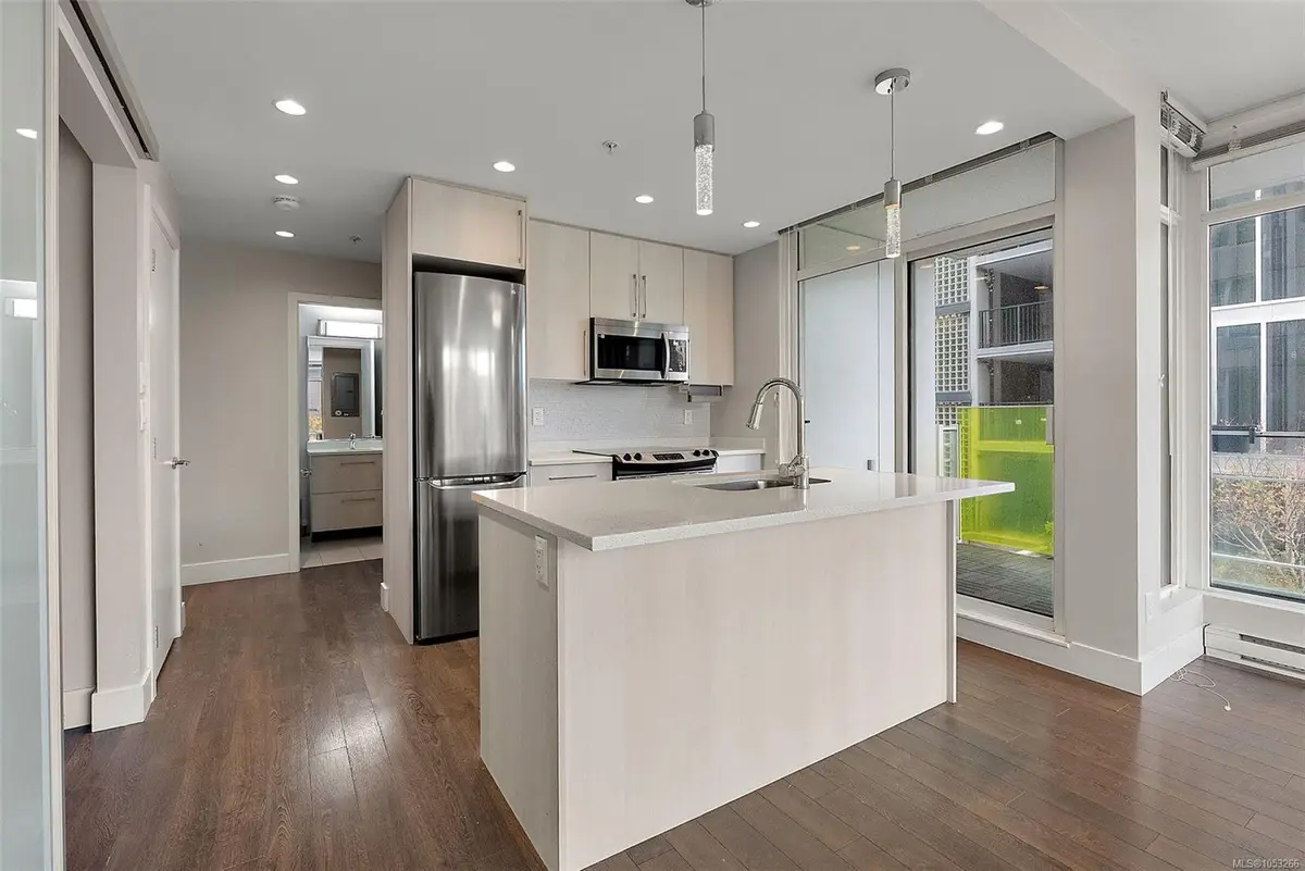 #409 - 1090 Johnson St #409, Victoria BC V8V 0B3