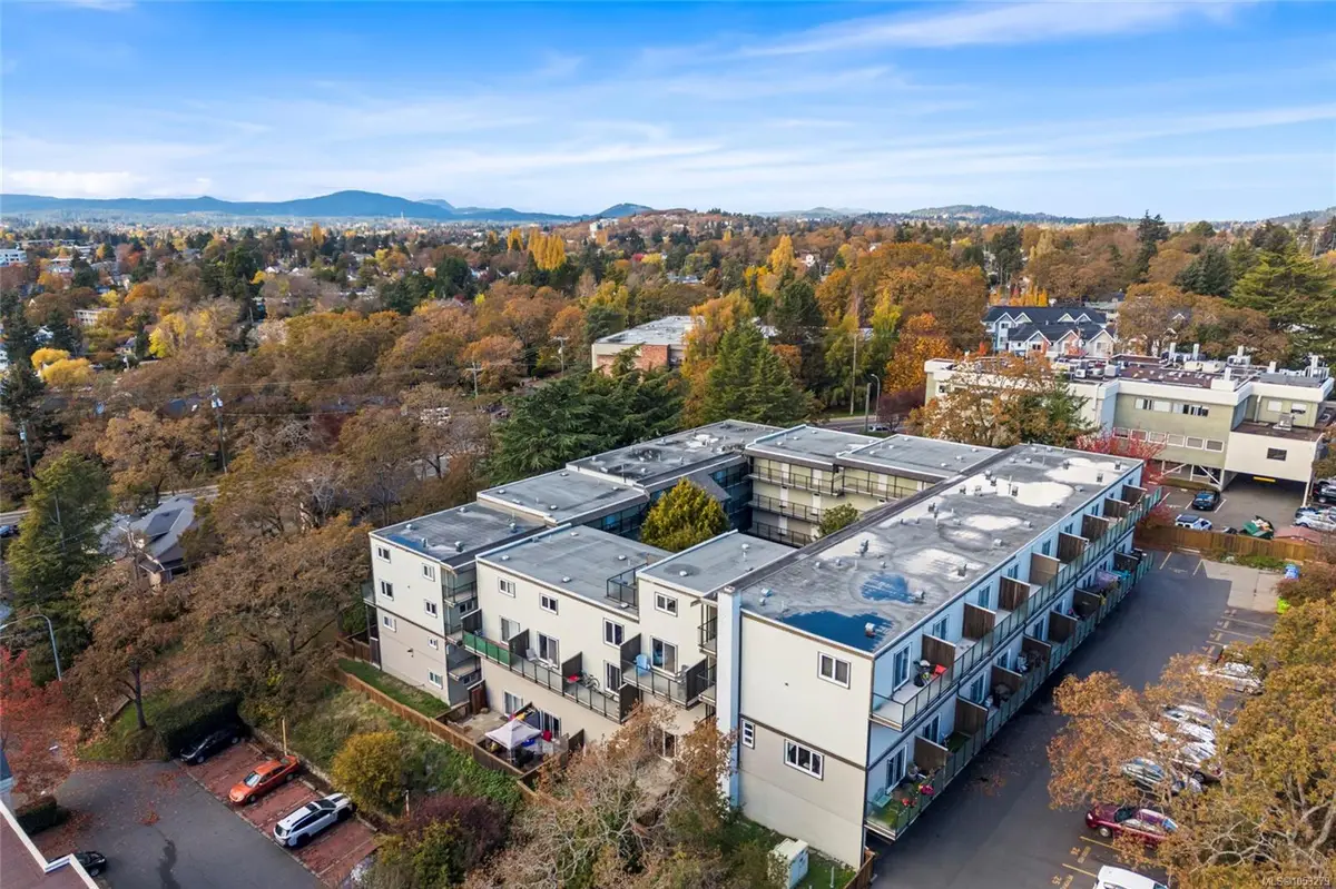 #211 - 991 Cloverdale Ave #211, Saanich BC V8X 2T5