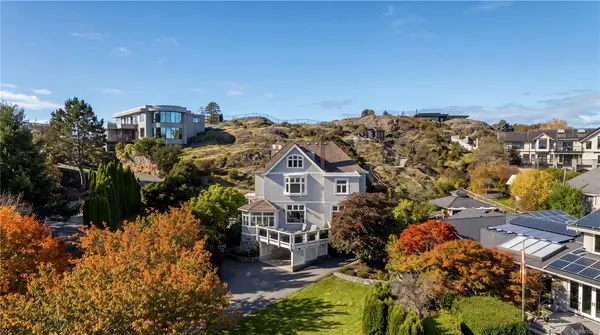 454 Newport Ave, Oak Bay BC V8S 5C5 - 4 bed, 4.0 bath in Oak Bay