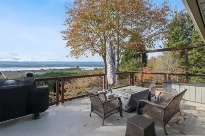 1225 Walter Gage St, Comox BC V9M 3X1
