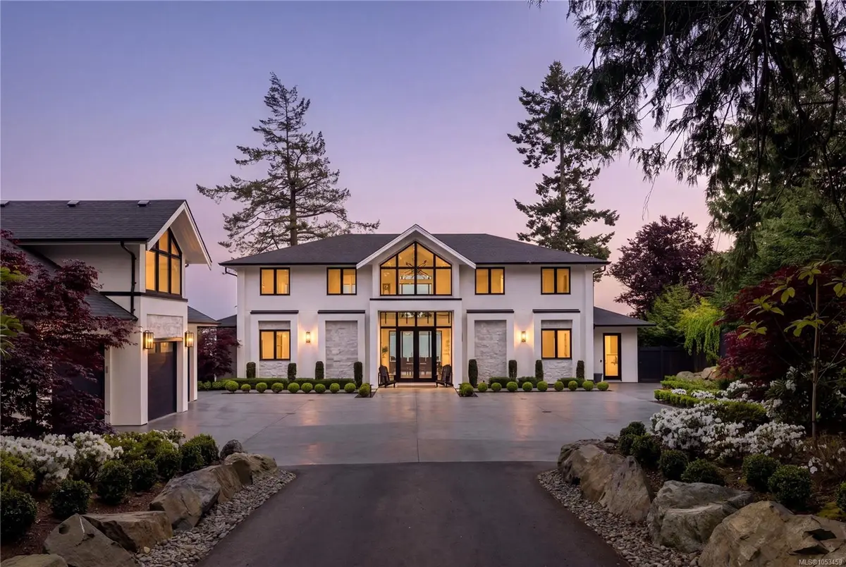 8425 Lochside Dr, Central Saanich BC V8M 1T9