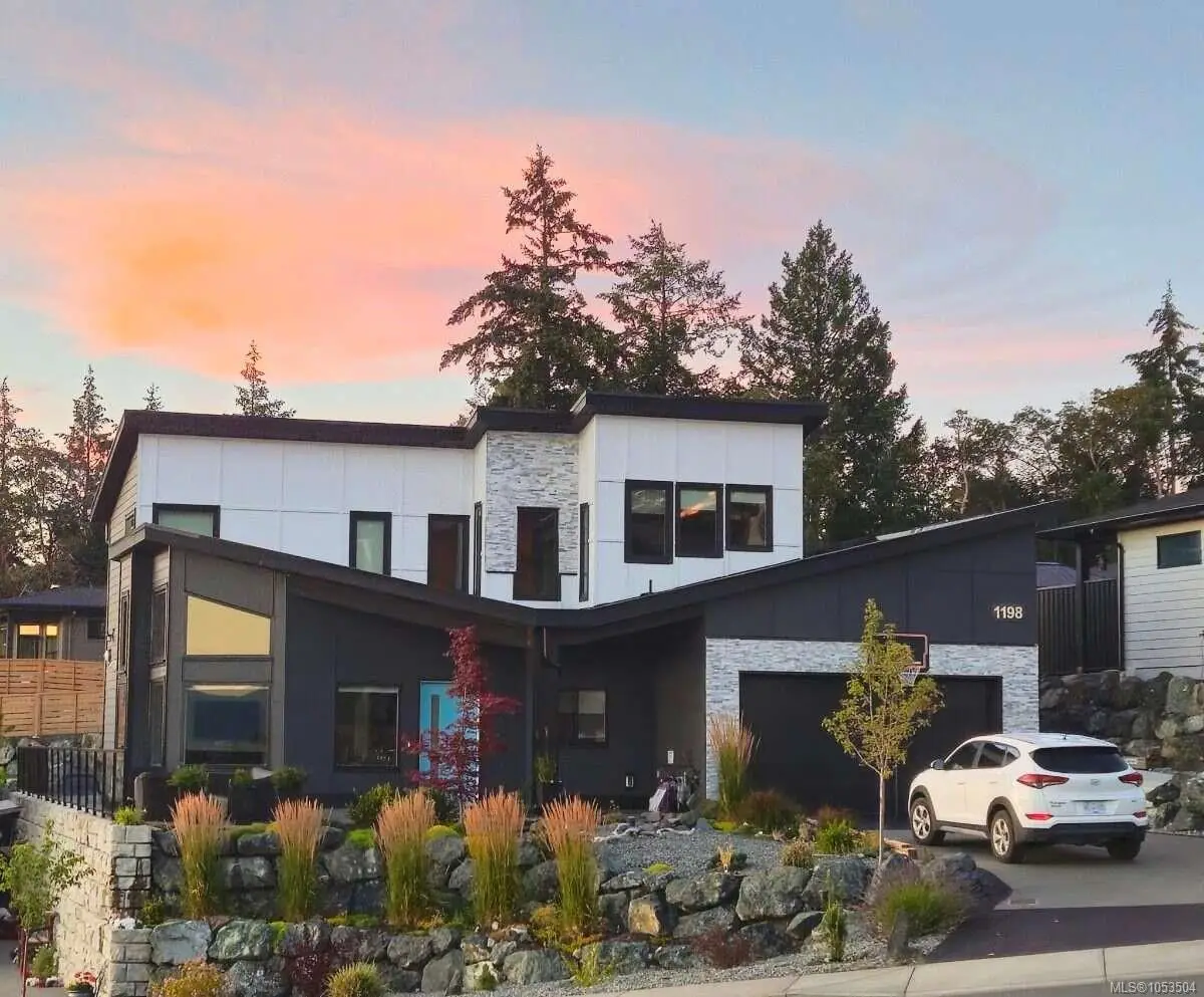 1198 Viewtop Rd, Duncan BC V9L 0H7